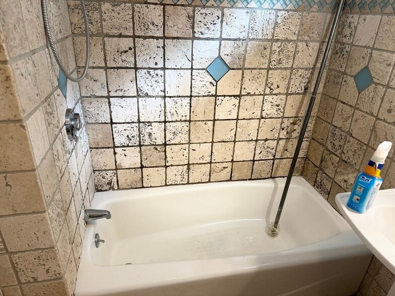 Building Photo - 22 Duval St