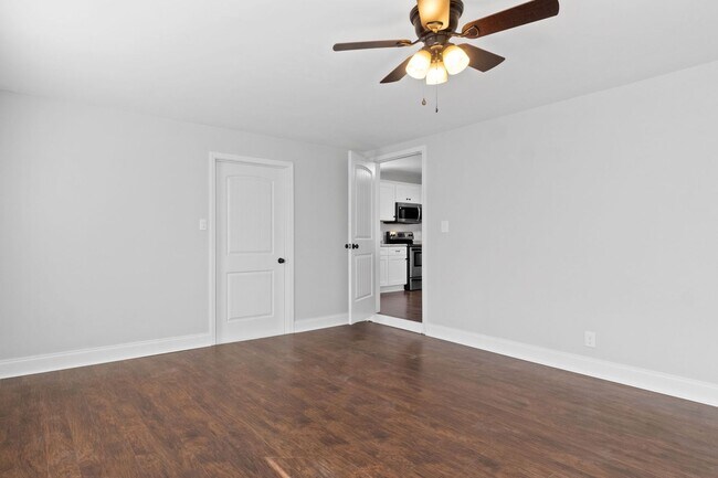 Building Photo - 136 W Rossview Rd