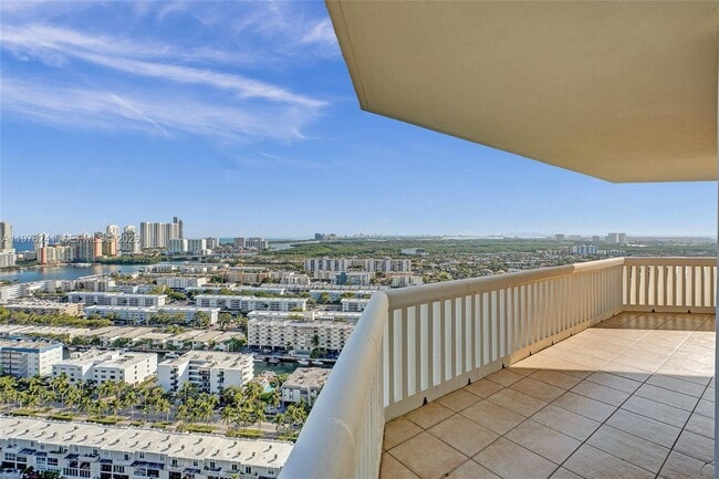 Building Photo - 2000 Island Blvd