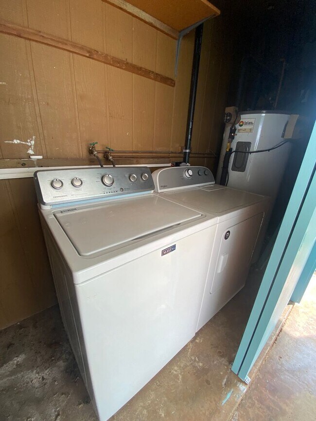 Building Photo - Village Park -3 Bed/ 2 Bath/ 2 Parking