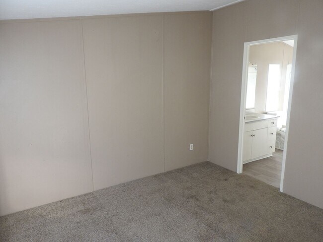 Building Photo - Large double lot with three bedroom manufa...