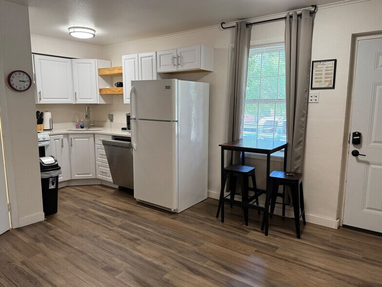 Building Photo - 806 S Elm St