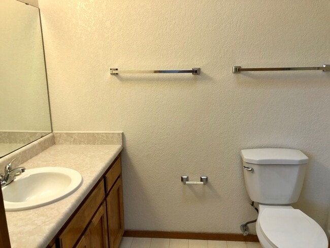 Building Photo - Cute 2 Bedroom Home w/ Garage Near Golf Co...