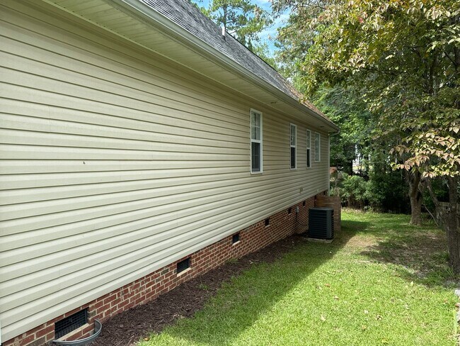 Building Photo - CAROLINA LAKES