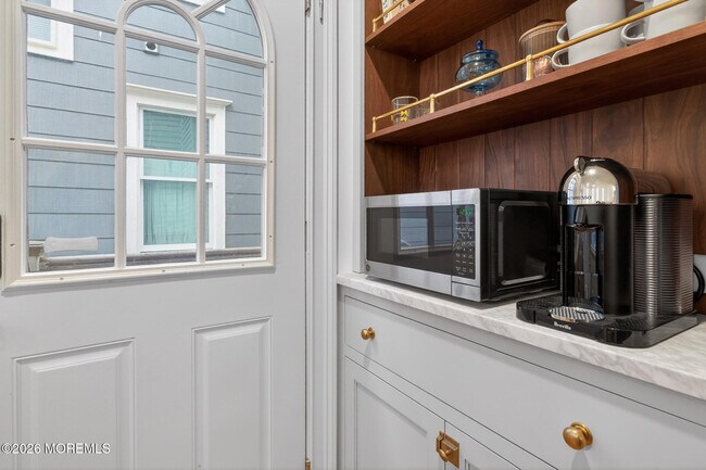 Building Photo - 142 Heck Ave