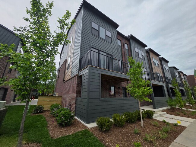 Building Photo - 3618 Trumbull