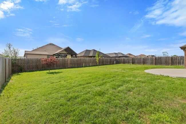 Building Photo - Come home to this stunning 4 bed/2 bath split floorplan home in Centerton!