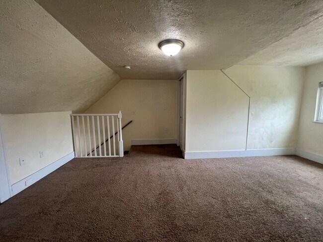 Building Photo - 3 Bedroom Home for Rent