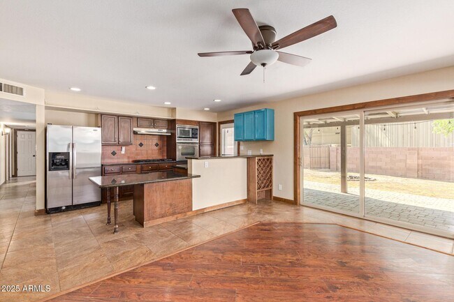 Building Photo - 319 E Riviera Dr