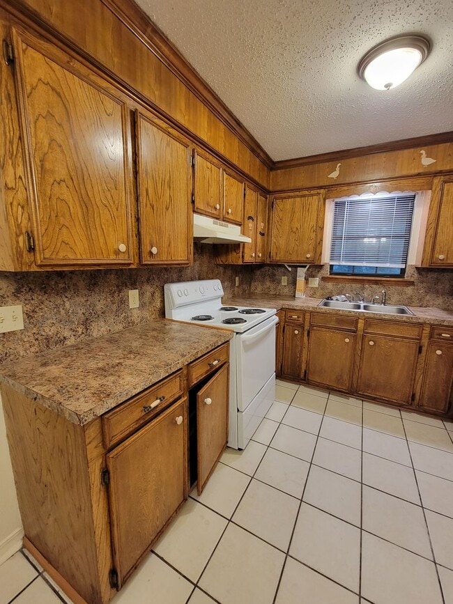 Building Photo - 3 bedroom 2 bathroom