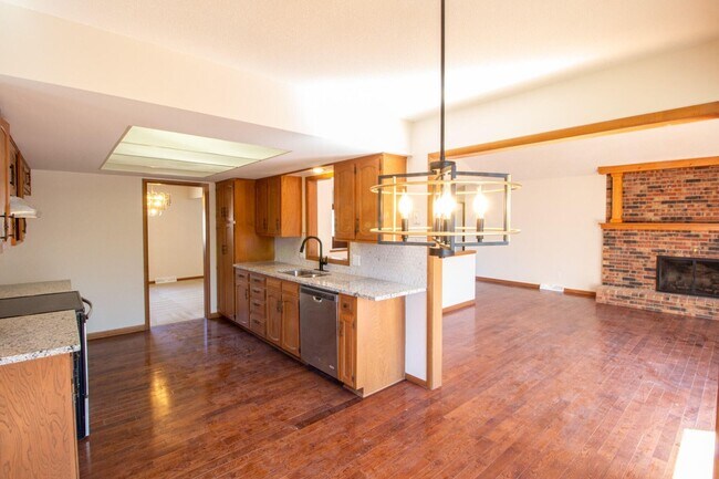 Building Photo - 4 Bed 3 Bath 2 Car Garage