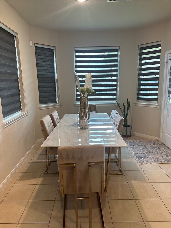 Building Photo - 1617 Darwin Cedar Dr