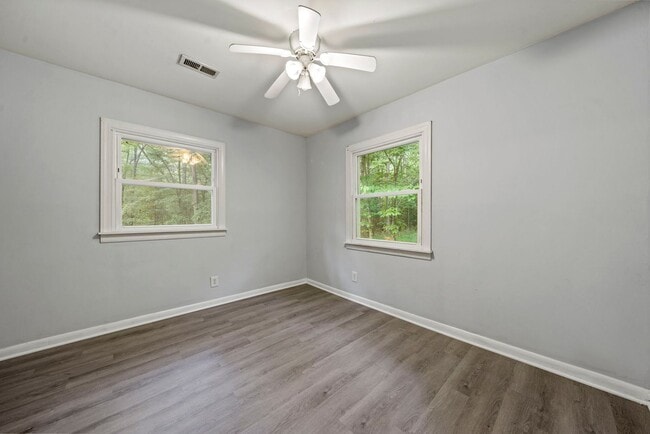 Building Photo - Private and convenient 3 bed/1 bath with large backyard