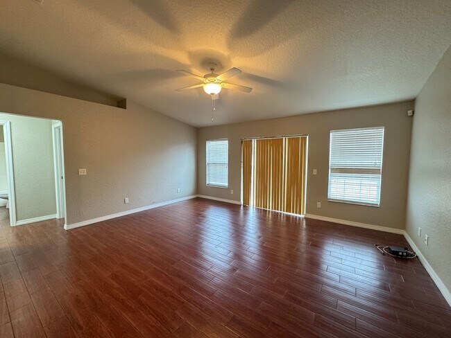 Building Photo - Spacious 4 Bedroom / 3 Bathroom Home in Davenport