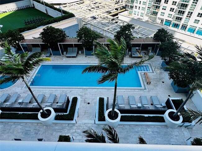 Building Photo - 1300 Brickell Bay Dr