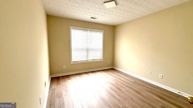 Building Photo - 2336 Pettit Dr