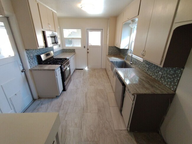 Building Photo - 210 Covena Ave