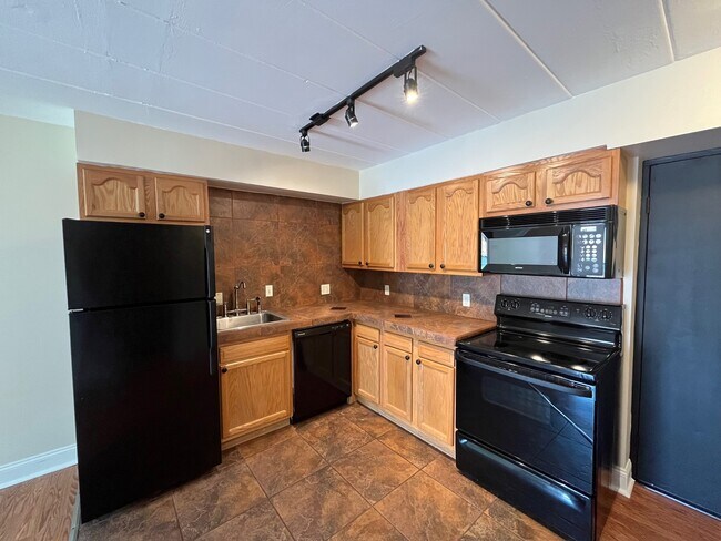Building Photo - 151 Robinson St