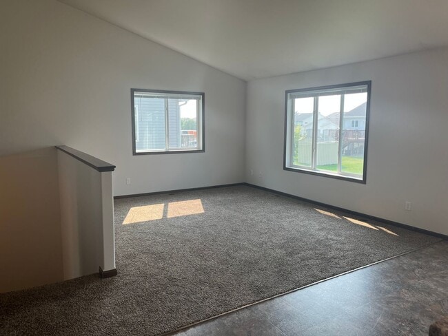 Building Photo - 3 Bed 3 Bath Twin Home