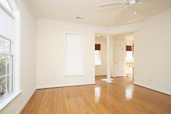 Building Photo - Cat-Friendly Forest Lakes South Townhome