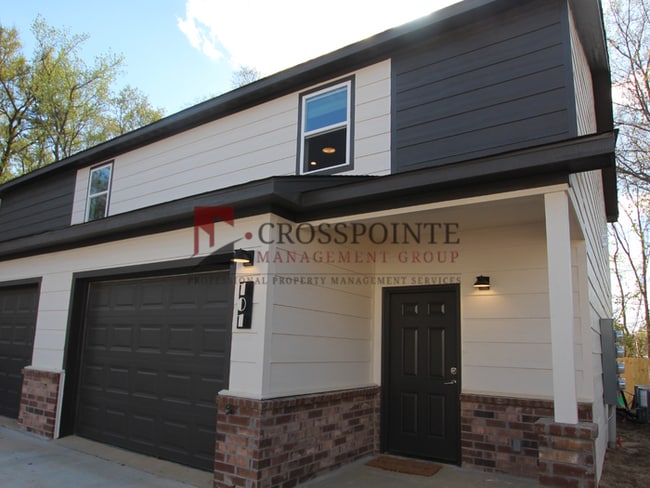 Building Photo - Stunning 2 Bed 2.5 Bath 1 Car Garage Townhome in Tyler!