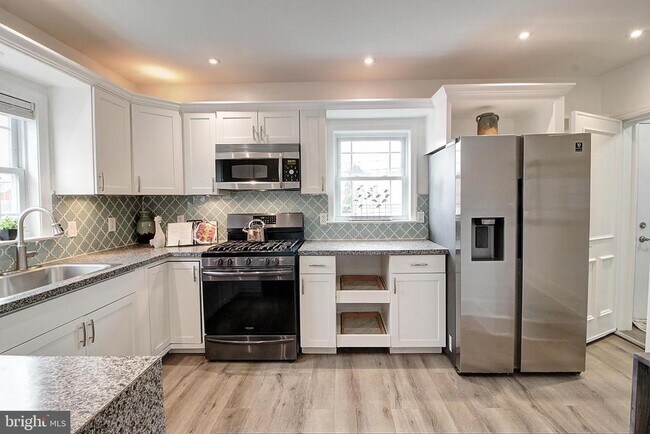 Building Photo - 102 Frederick Ave