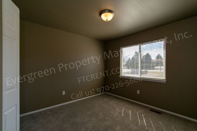 Building Photo - 3 bed, 3 bath Corner Lot in the Maple Hill...