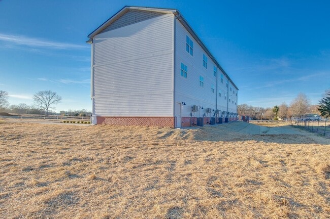 Building Photo - Townhome For Lease