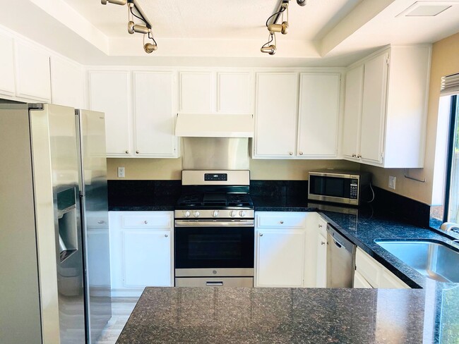 Building Photo - Calabasas Two-Story 4b/3b Beautifully & Mo...