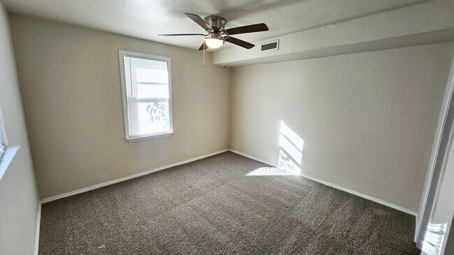 Building Photo - Warr Acres- 3 Bed/1 Bath