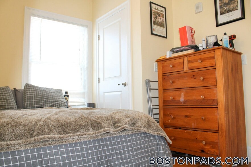 Building Photo - 118 Holland St