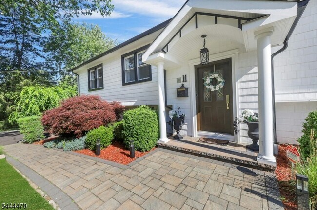 Building Photo - 11 Rande Dr