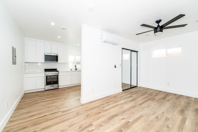 Building Photo - 7020 Schroll St