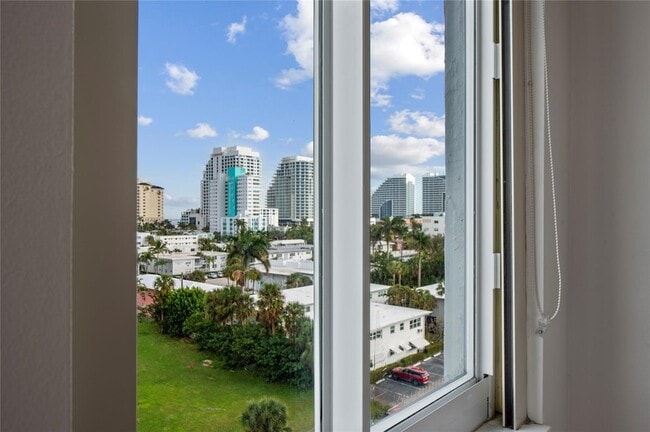 Building Photo - 720 Bayshore Dr