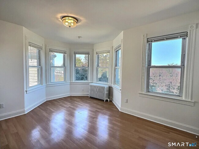 Building Photo - 93 Seaside Ave