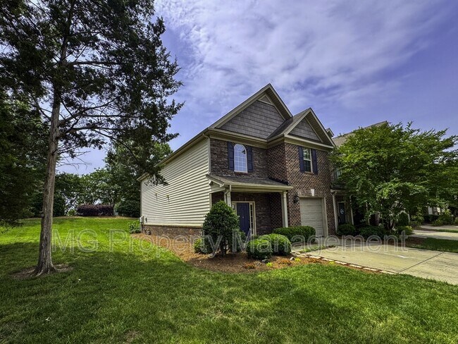 Building Photo - 2056 Oxford Heights