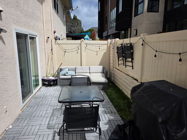 Building Photo - One month rental Fully furnished 1 bedroom...