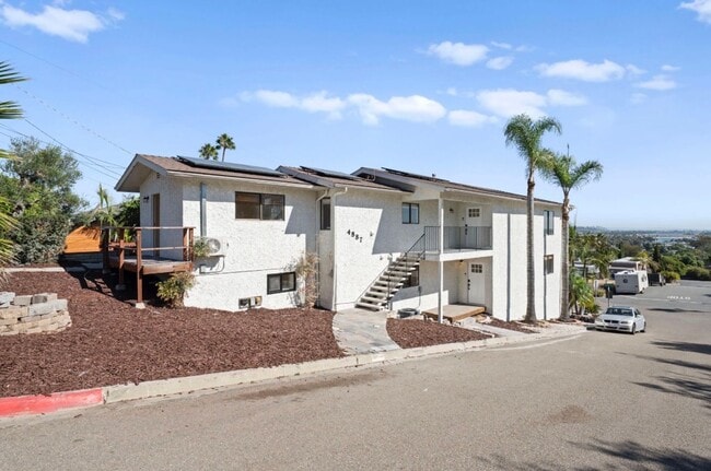 Building Photo - 3 Bed 2 Bath Townhouse For Rent in Pacific Beach.