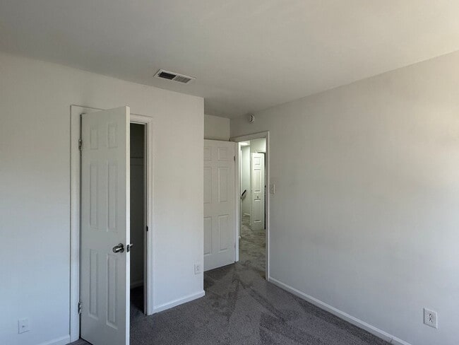 Building Photo - Virginia Beach Townhouse