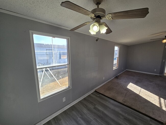 Building Photo - 700 W Ridgeway Ave
