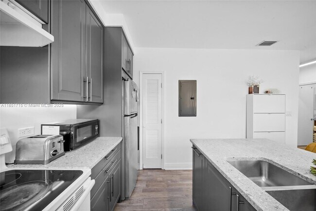 Building Photo - 1520 SW 11th Terrace