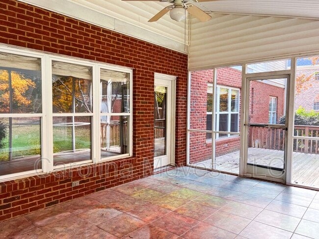 Building Photo - 702 Carriage Hill Rd