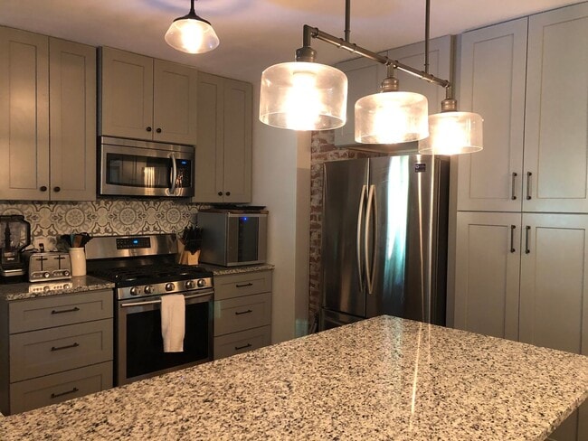Building Photo - Charming Home in Haymount
