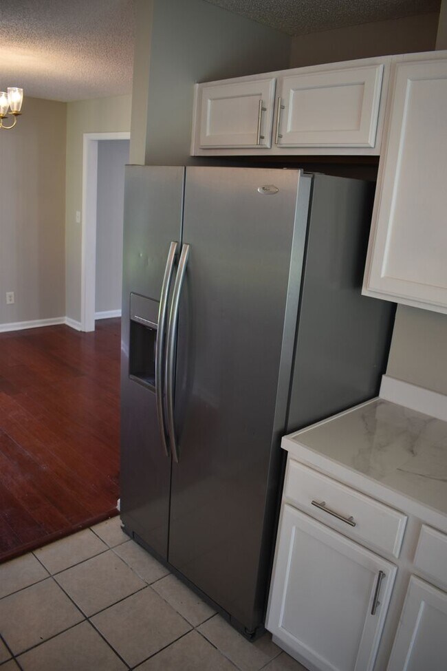 Building Photo - Beautiful 3-Bedroom Home