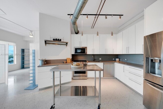 Building Photo - 10 SW South River Dr