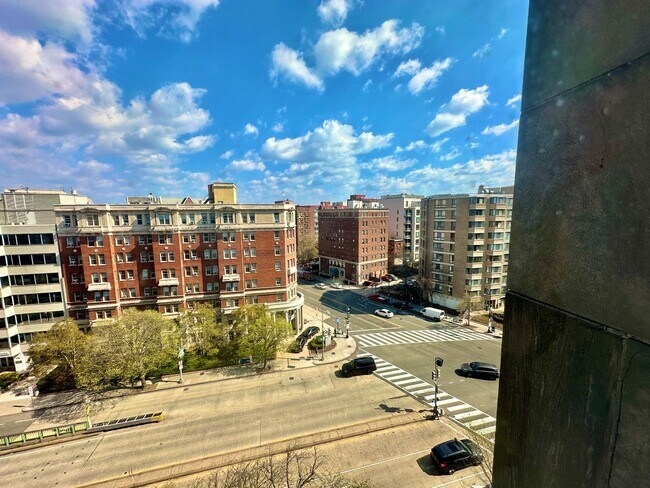 Building Photo - Fantastic 1 Bedroom with Den/Office/Additi...
