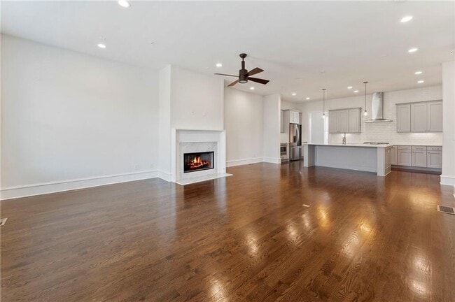 Building Photo - 871 3rd St