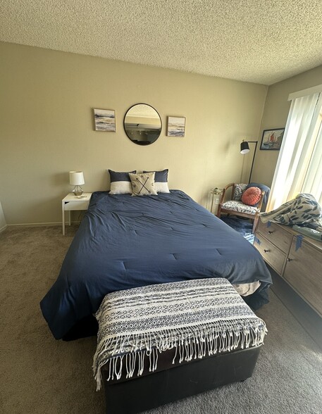 Queen bedroom - 3238 Ashford St