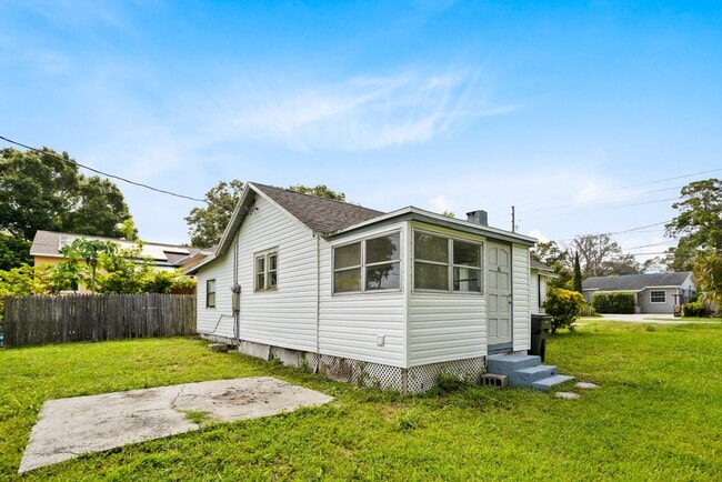 Building Photo - Won't Last! Apply NOW!  App fee REDUCED $25 ASAP $1995 3br/1bath CUTE House w/ HUGE YARD *** Newl...