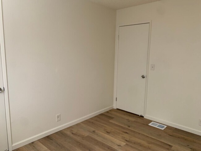 Building Photo - Fairfield Home Near Travis AFB & Laurel Cr...
